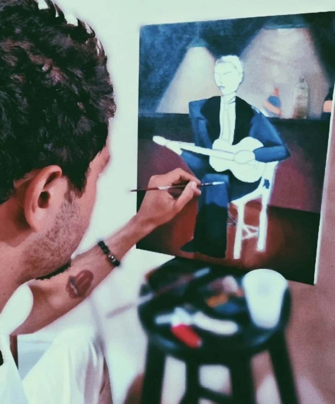 Lucas Jonas Fernandes pintando um quadro